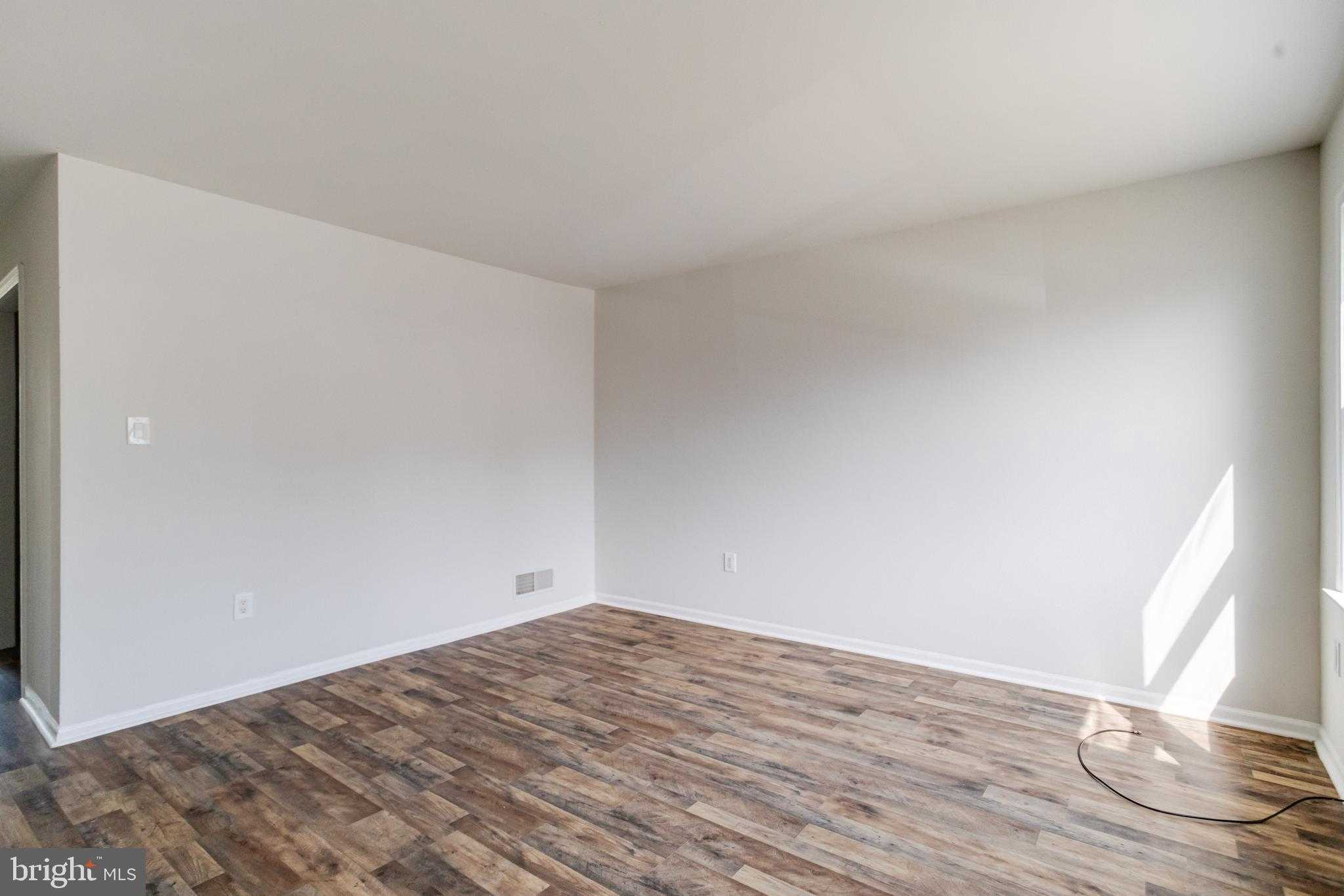 162 E Village Rd photo 3