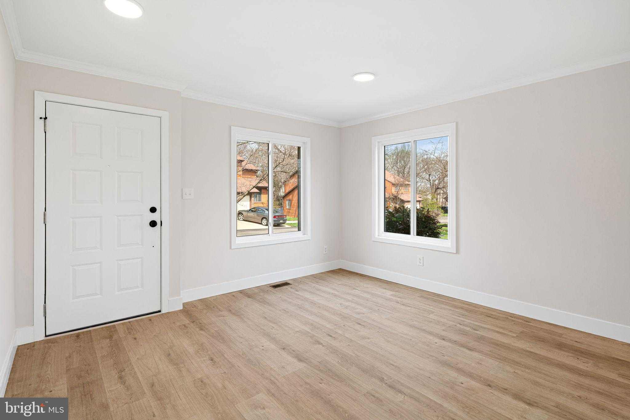 323 Winding Way photo 3