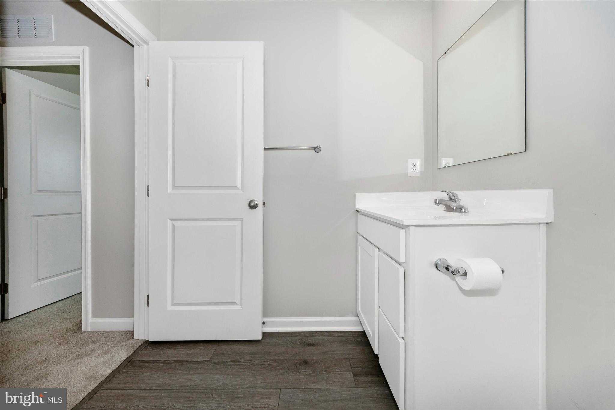 99 Charlotte St photo 36