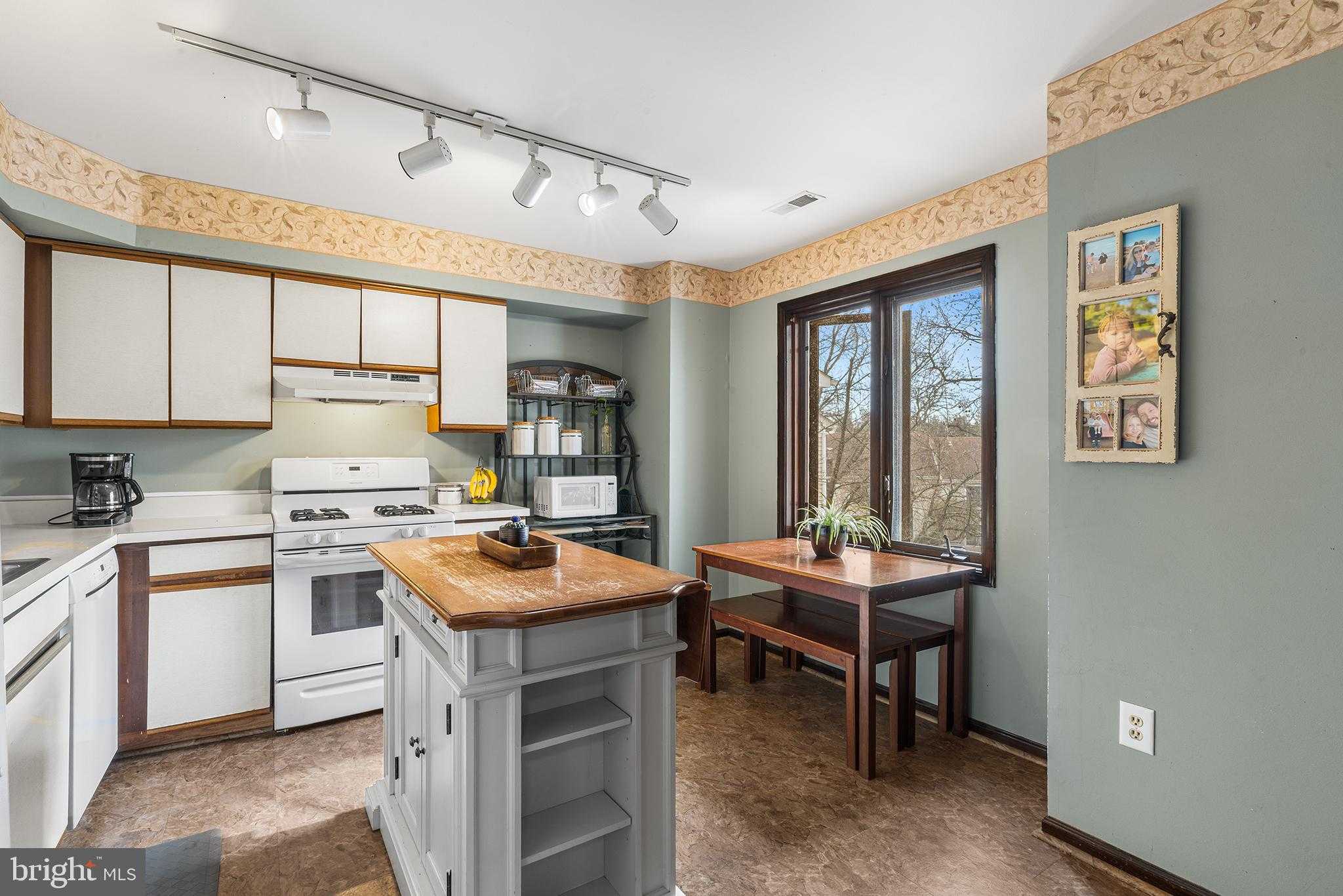 9019 Ayrdale Cres # 48a photo 8