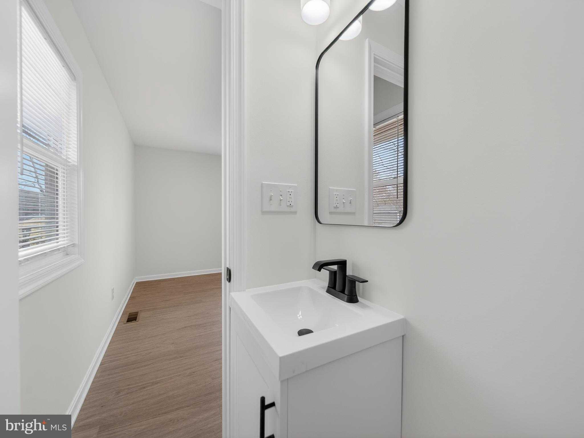 8608 Girard St photo 19