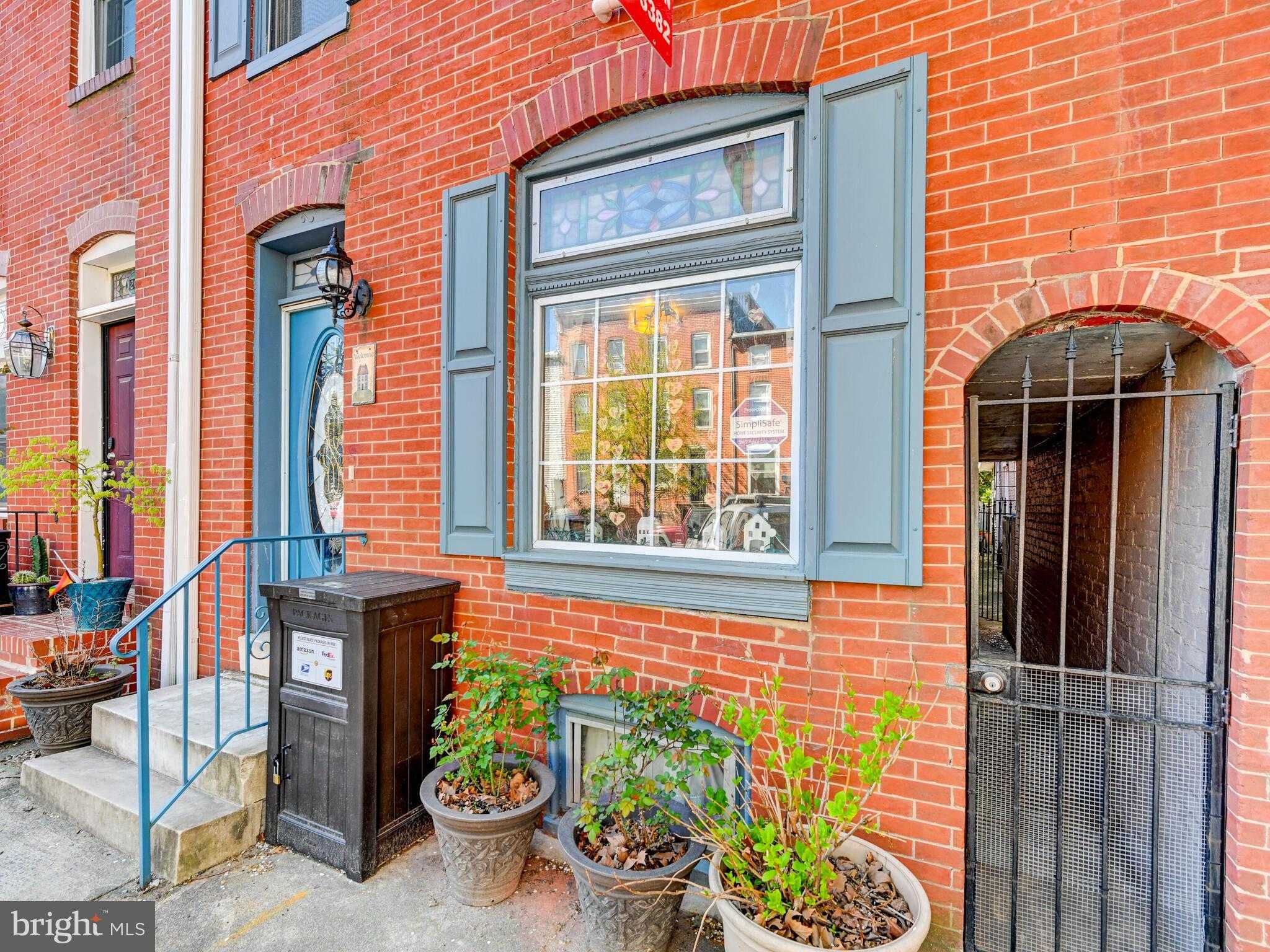 2013 Bank St photo 2