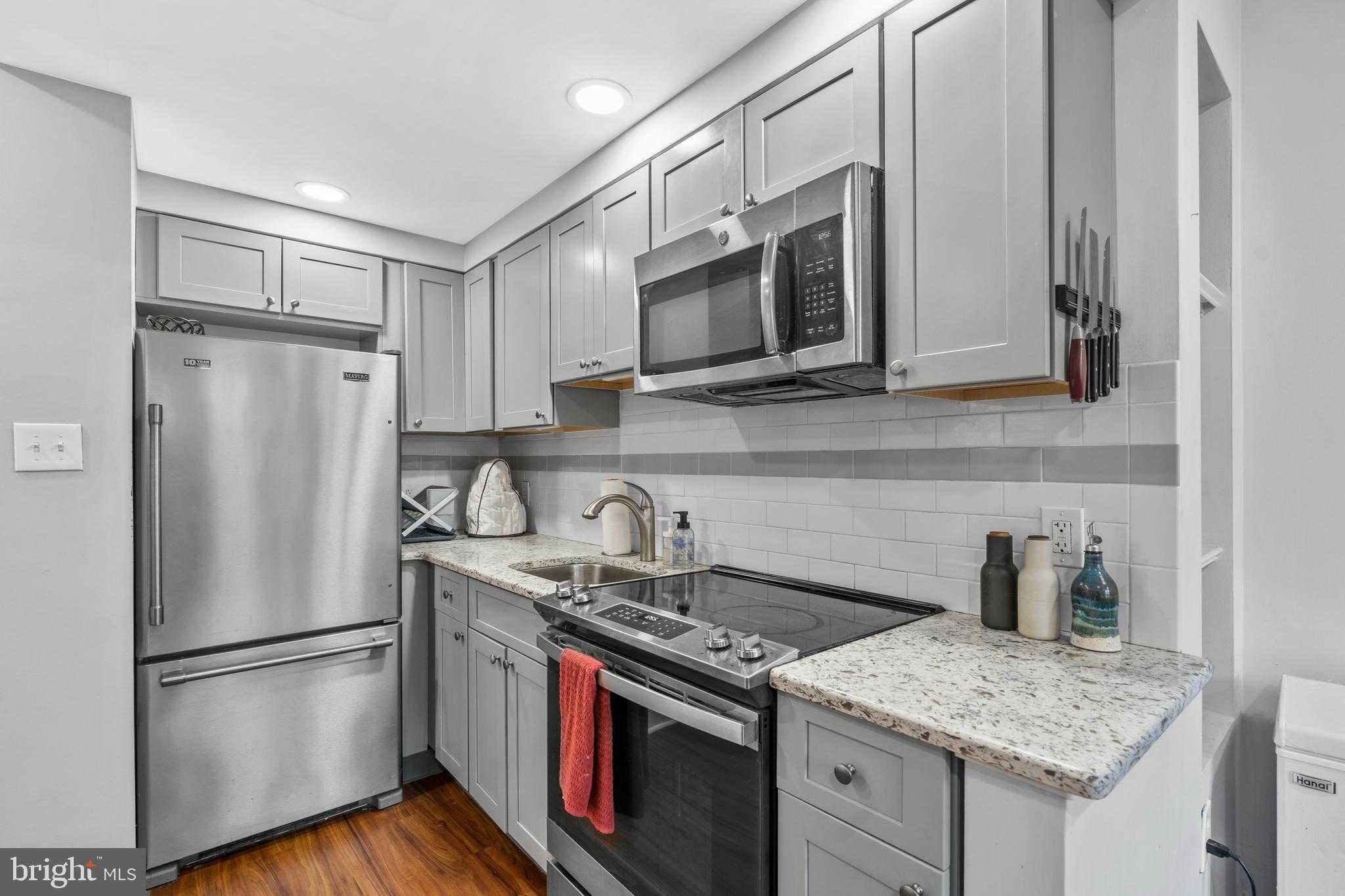 1324 Locust St Apt 203 photo 4