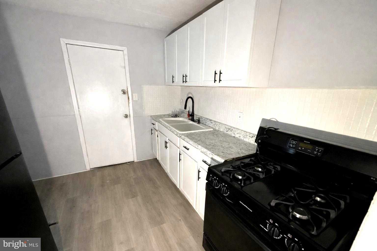 3025 W Lanvale St photo 3