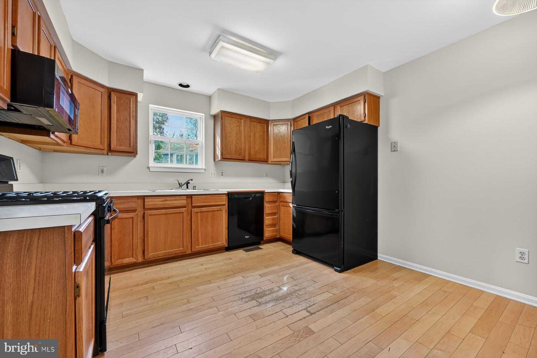 111 Janwall St photo 3