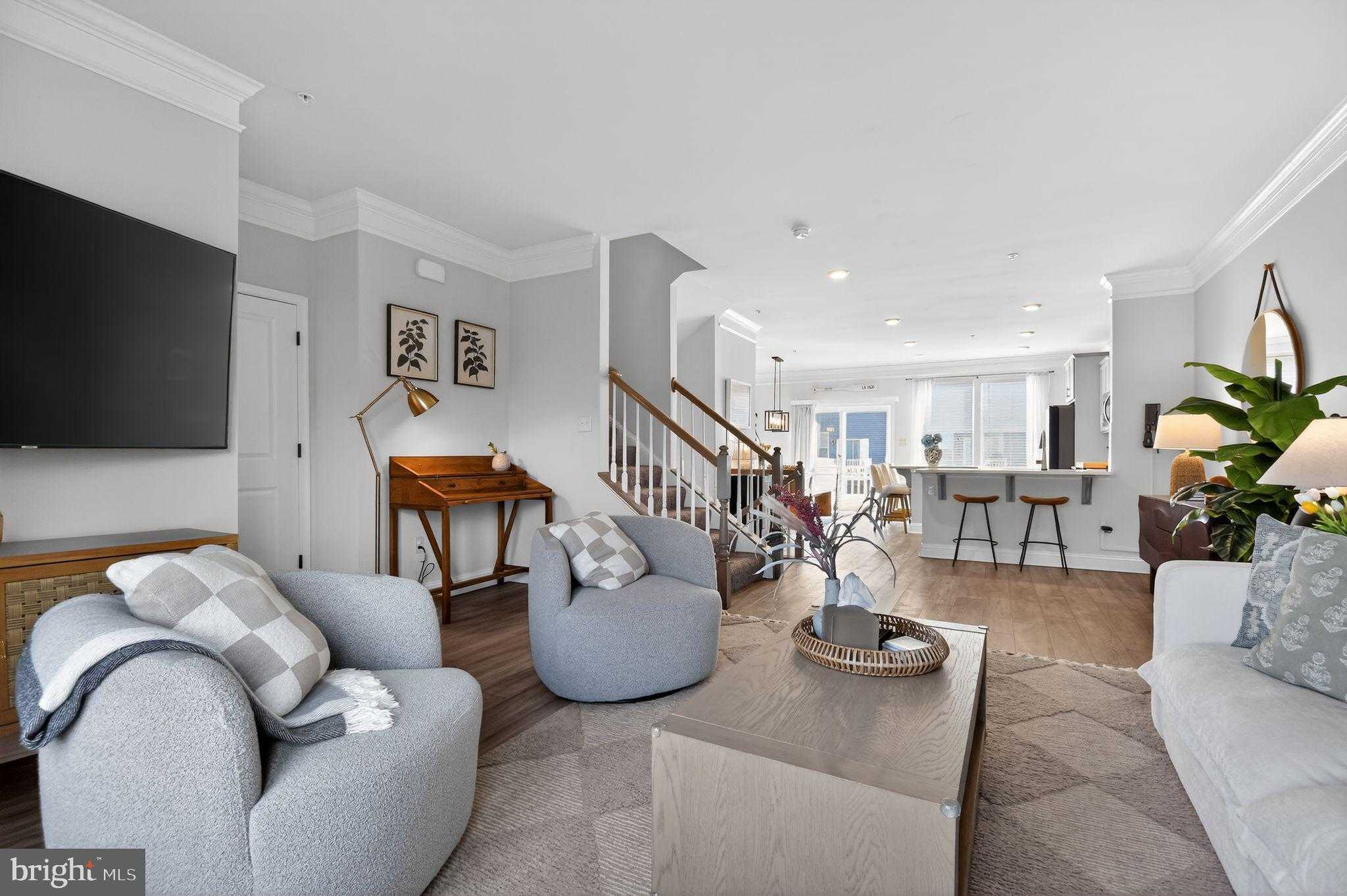 322 Bright Light CT photo 13