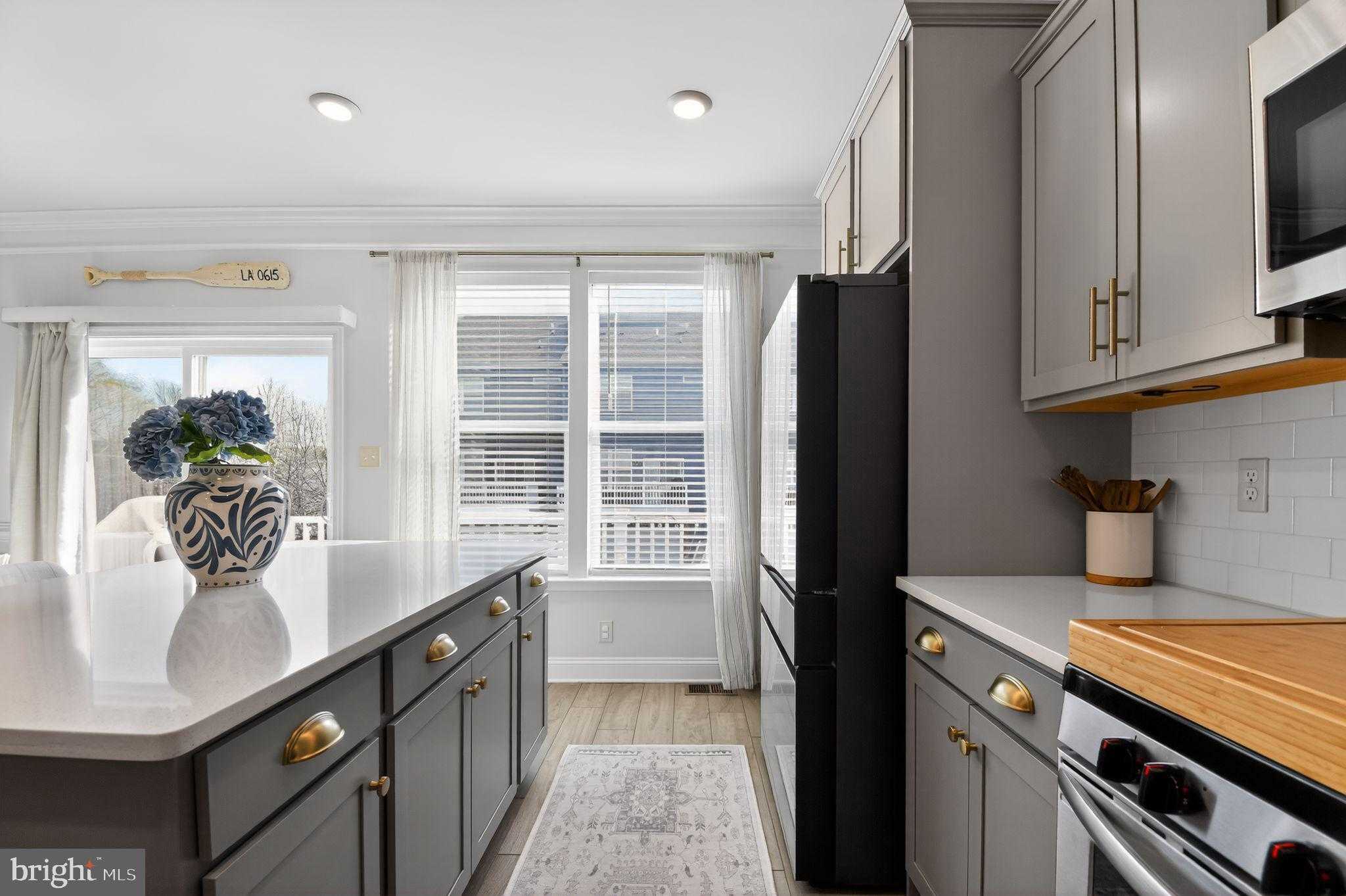 322 Bright Light CT photo 19