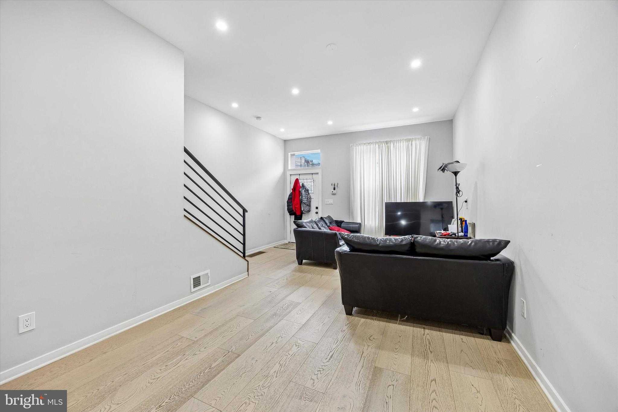 2709 W Glenwood Ave photo 6