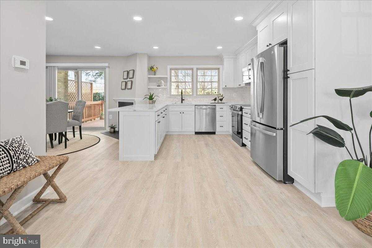 2872 Sutton Oaks Ln photo 2