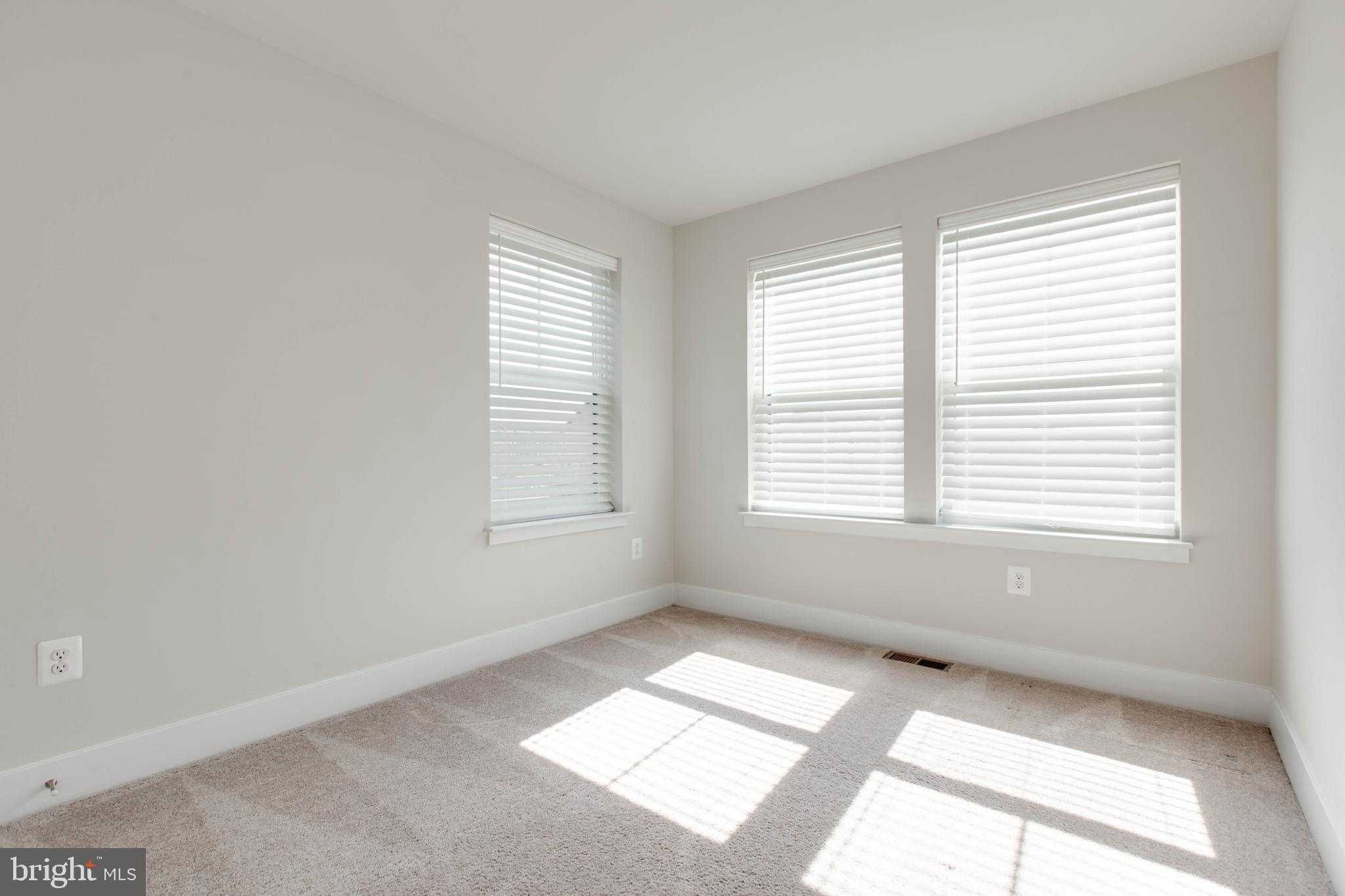 729 Allegheny Ave photo 31