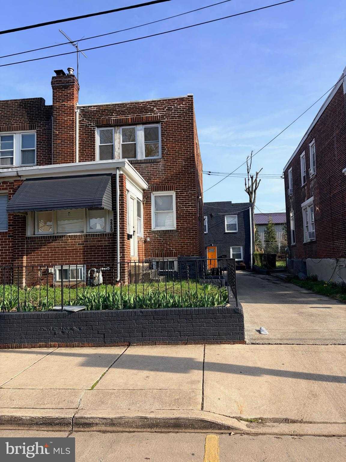 220 N 9th St photo 2