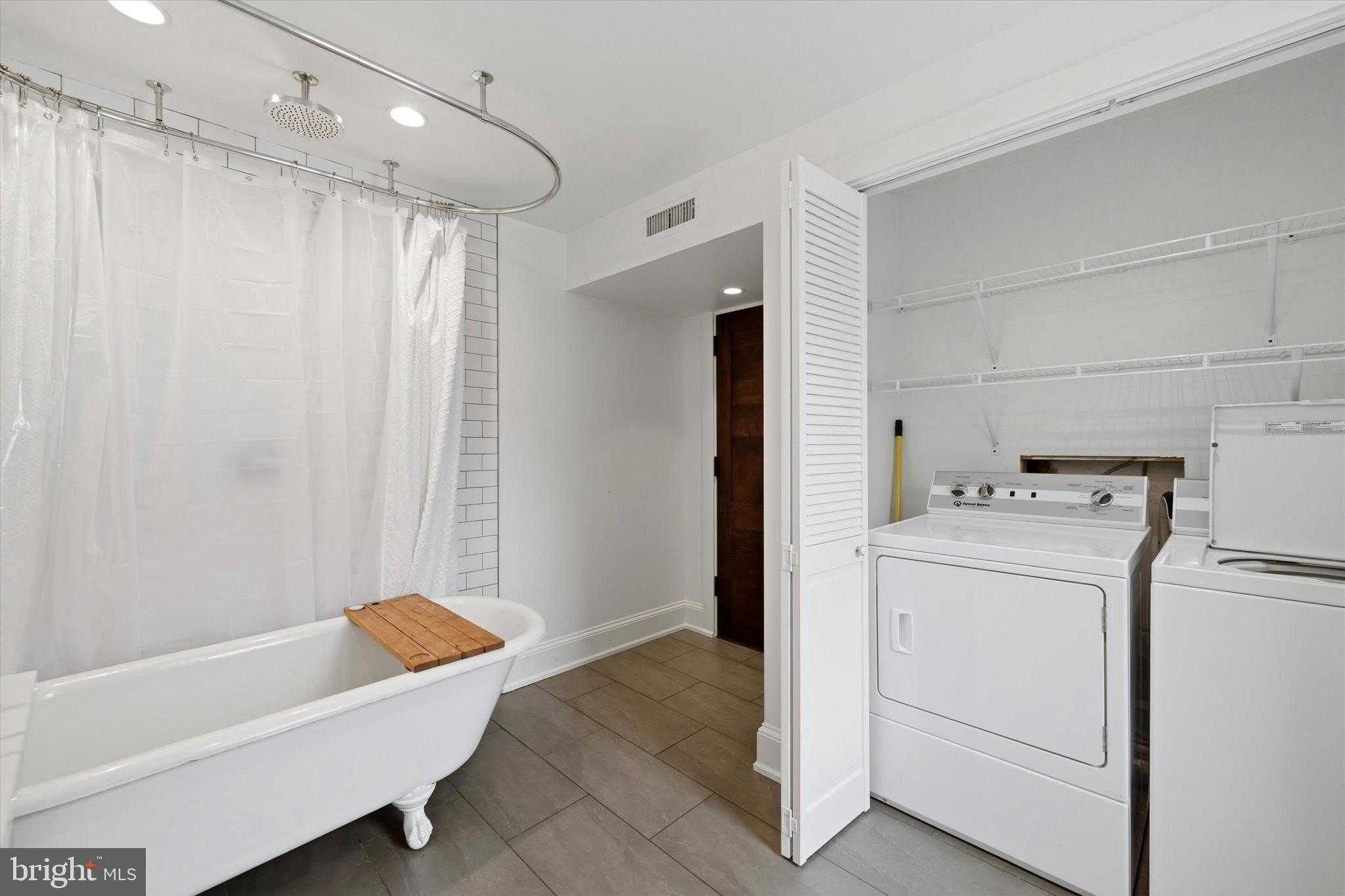 330 E Thompson St photo 16