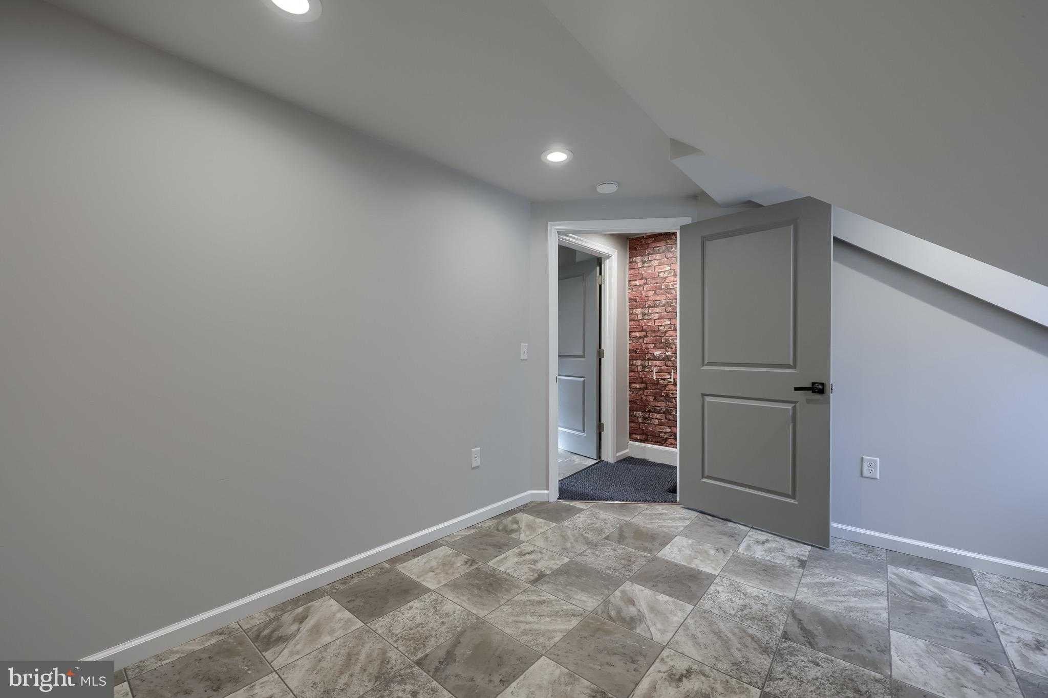 517 Manor St photo 25