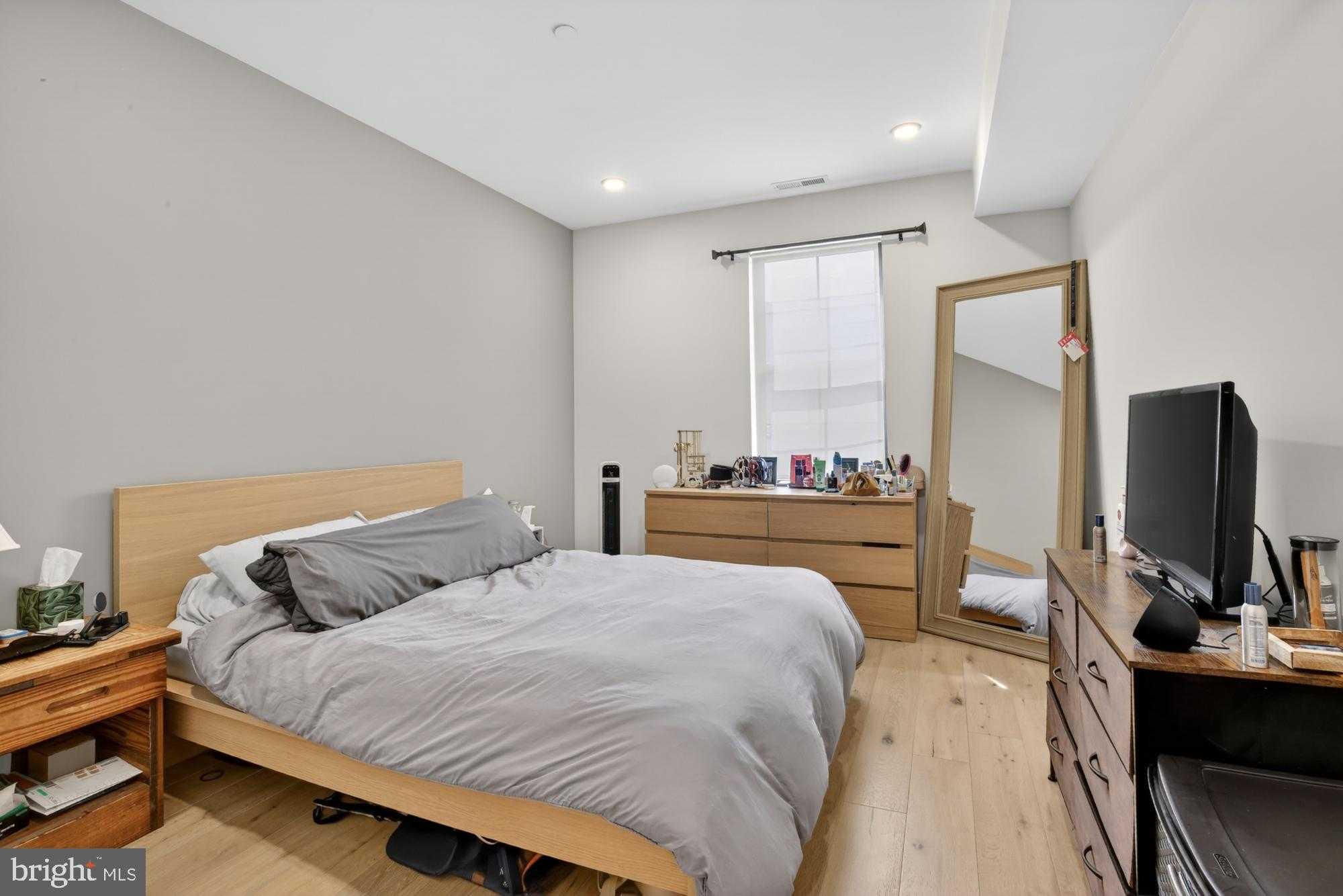 1232 N Front St Apt 3d photo 13