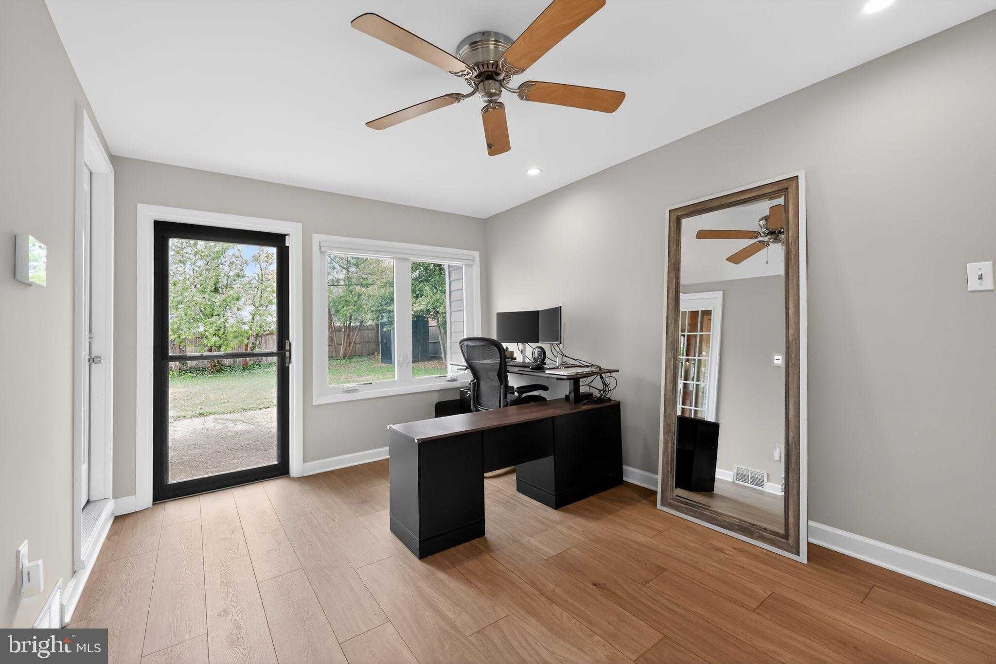 28 Manor Ln N photo 3