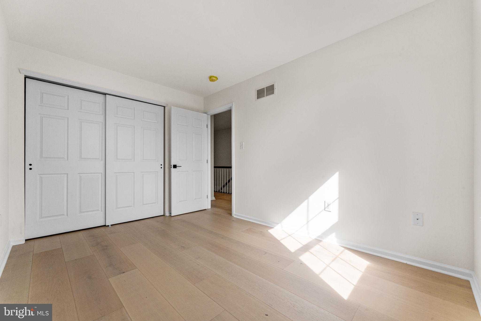 729 E Oak St photo 20