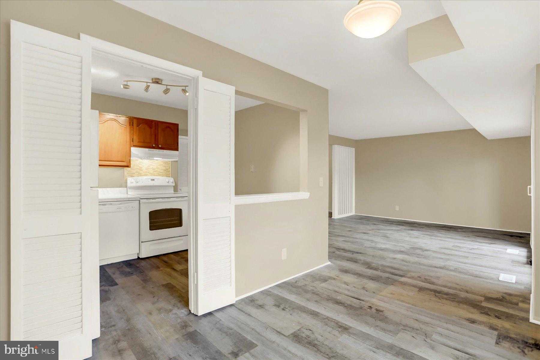 211 Crocker Dr photo 7