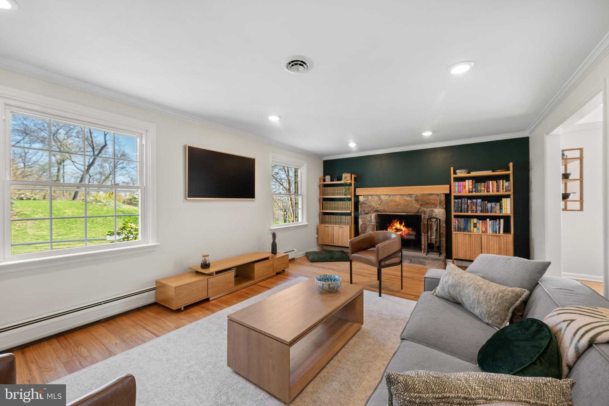 248 Seneca Dr photo 3