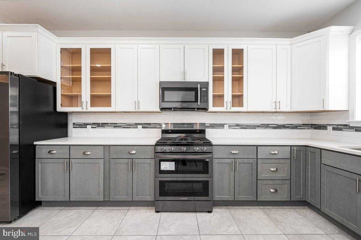 523 E 20th St photo 4