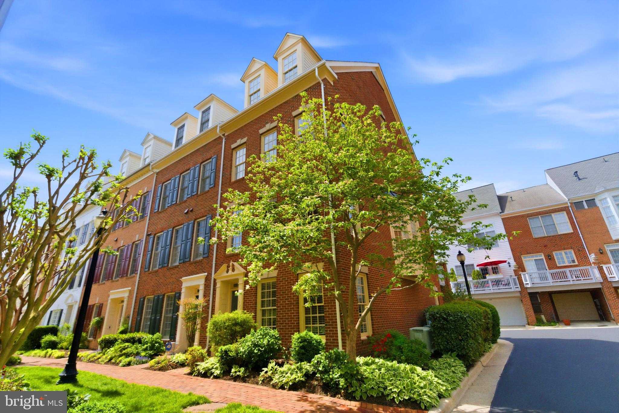 1221 Roundhouse Ln photo 2