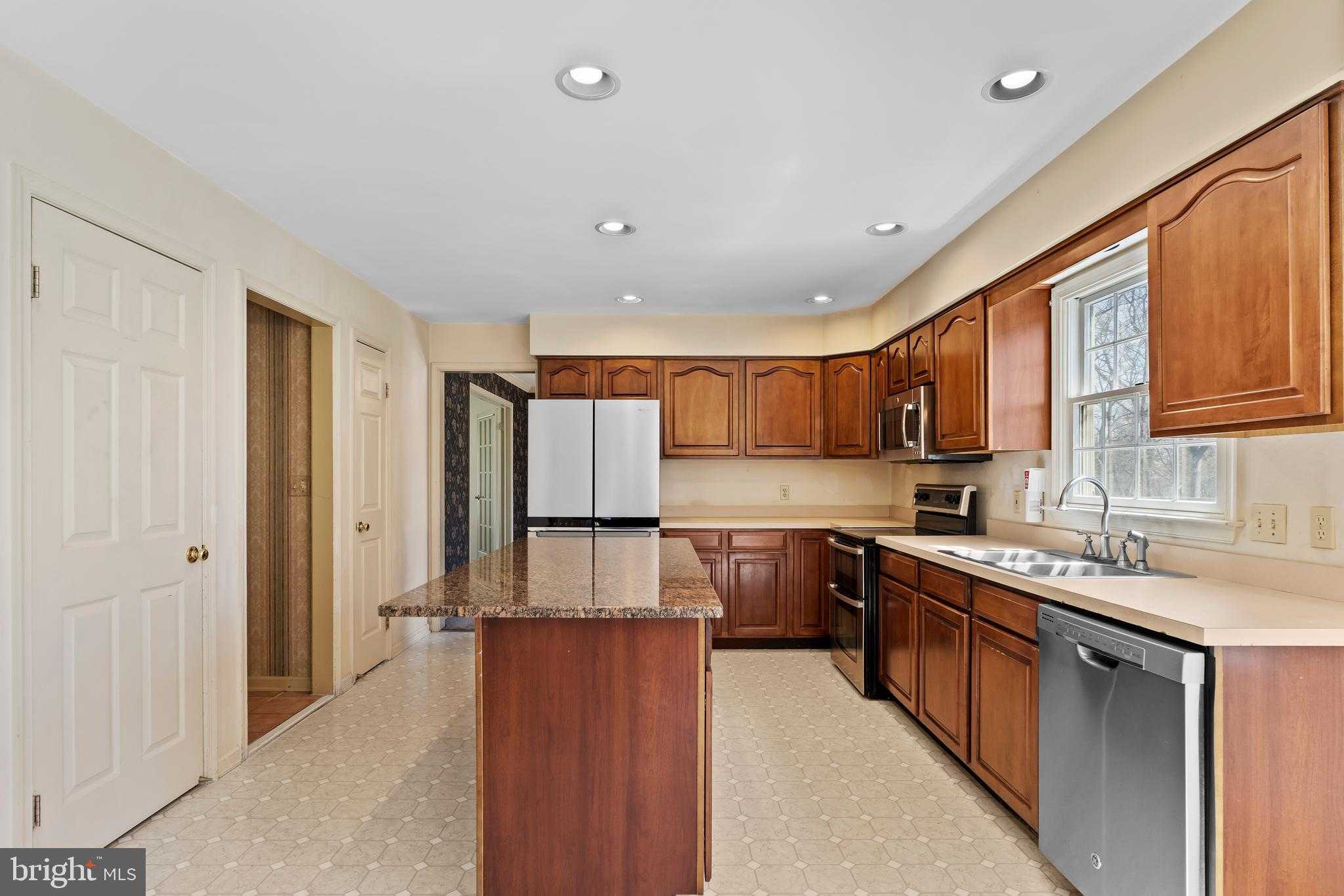 914 Maplewood Ln photo 4