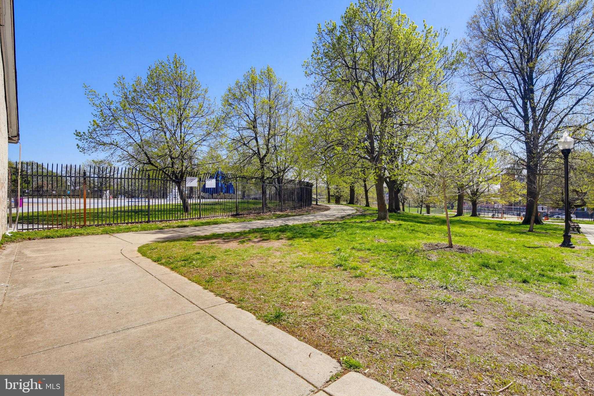 122 W Clement St photo 37