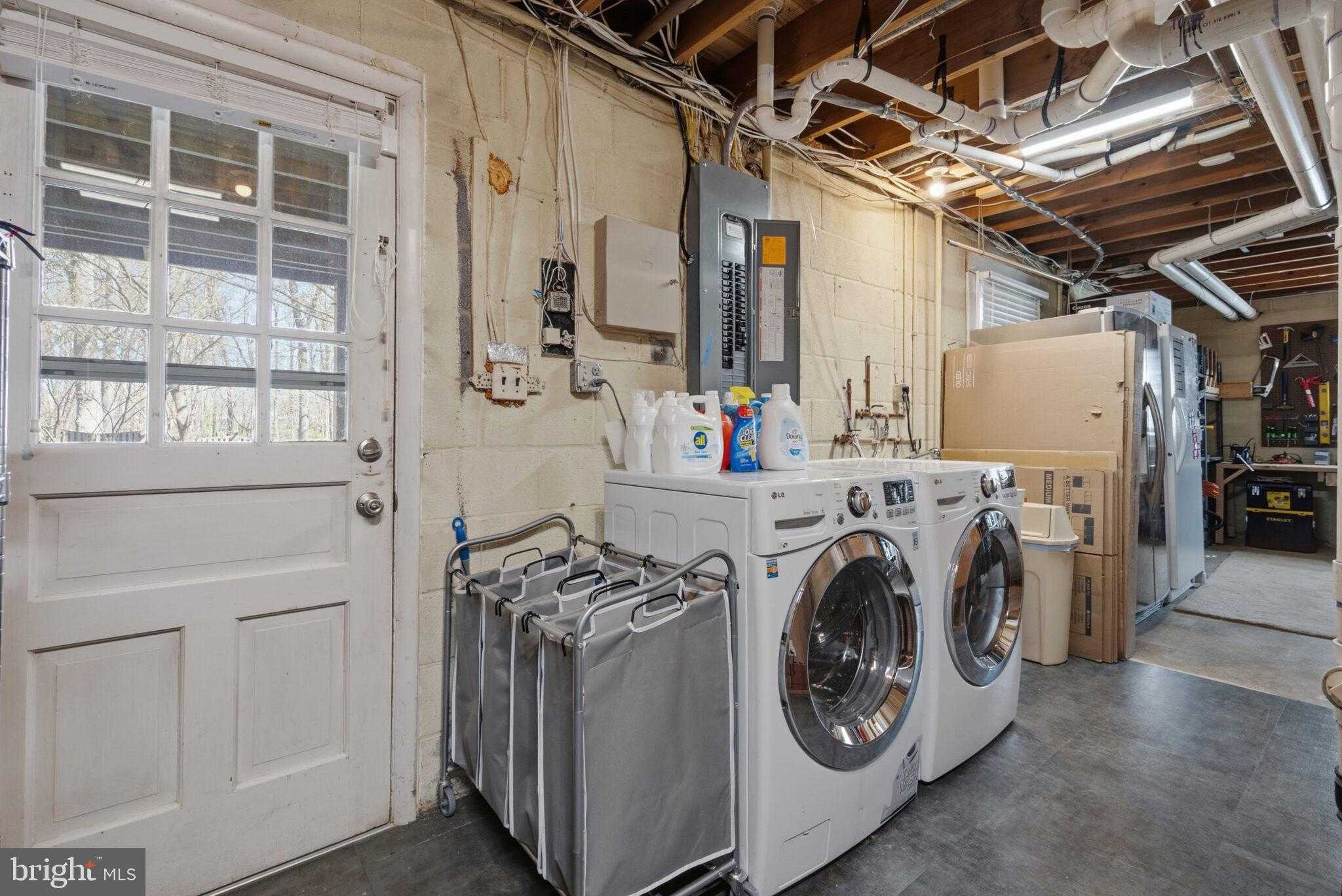 8907 Camden St photo 54