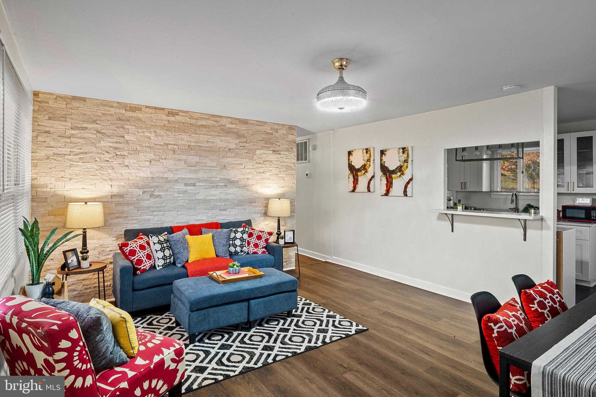 903 Montrose Ave photo 2