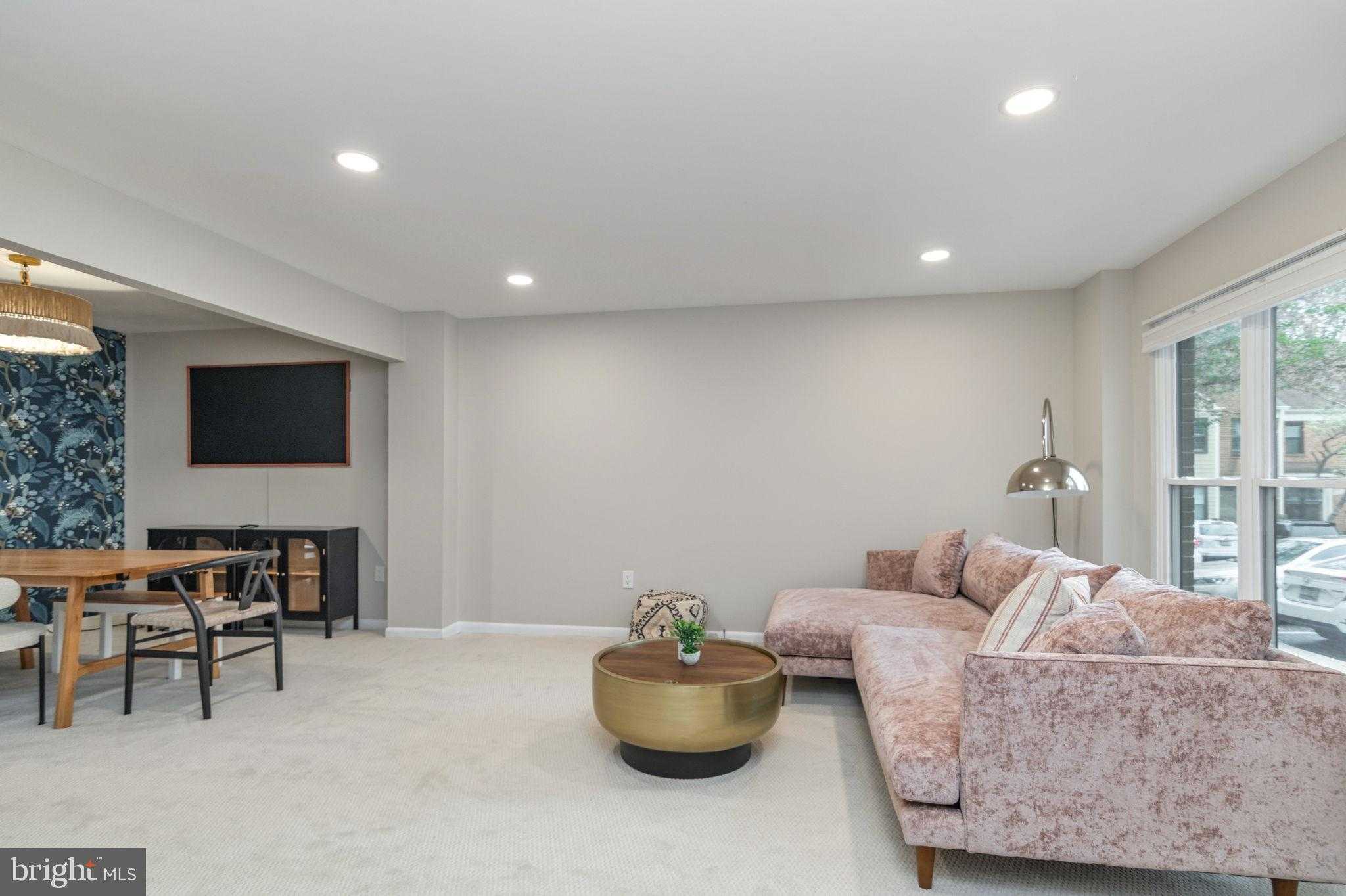 5304 King Charles Way photo 10