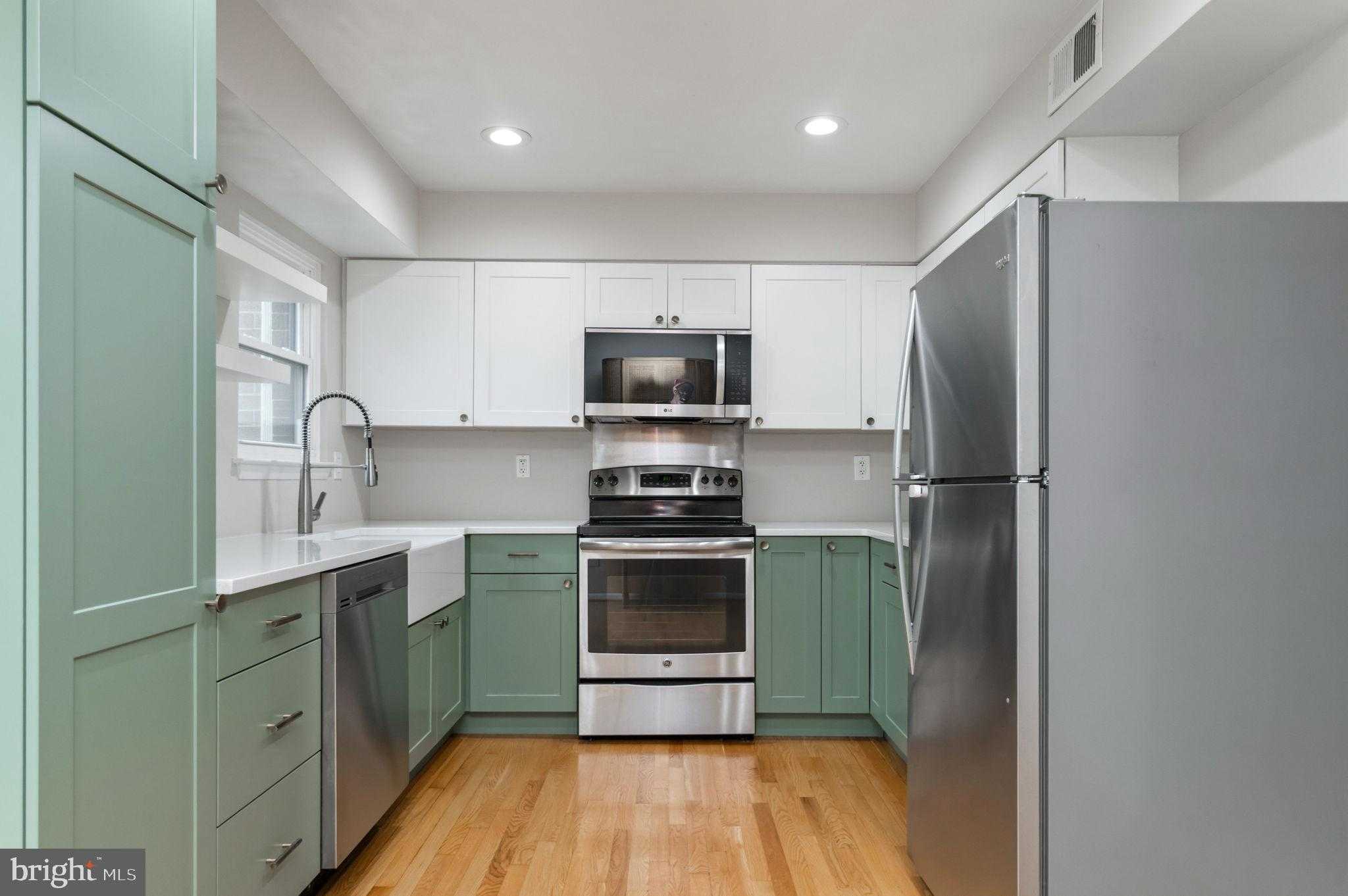 5304 King Charles Way photo 7