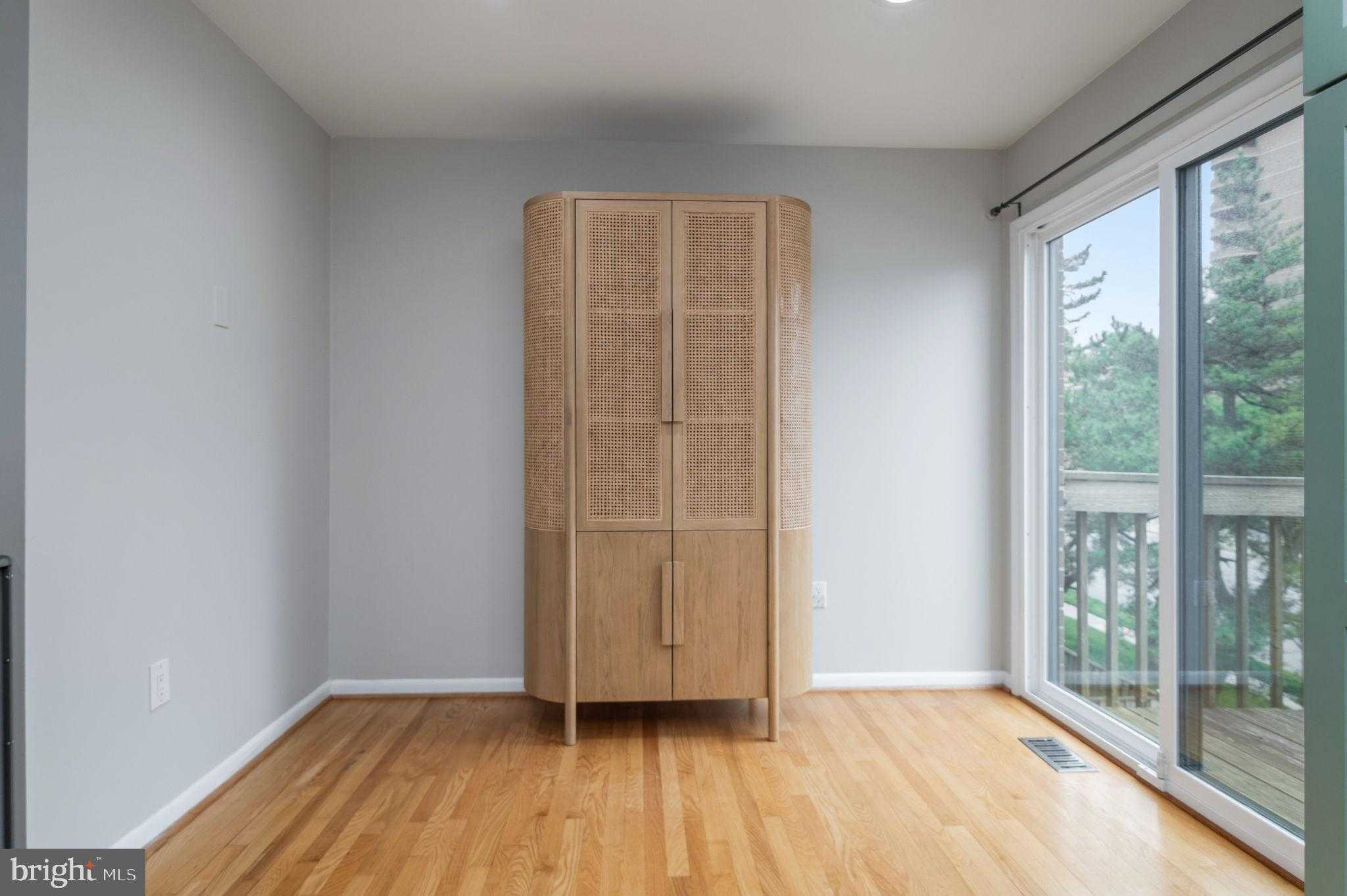 5304 King Charles Way photo 9