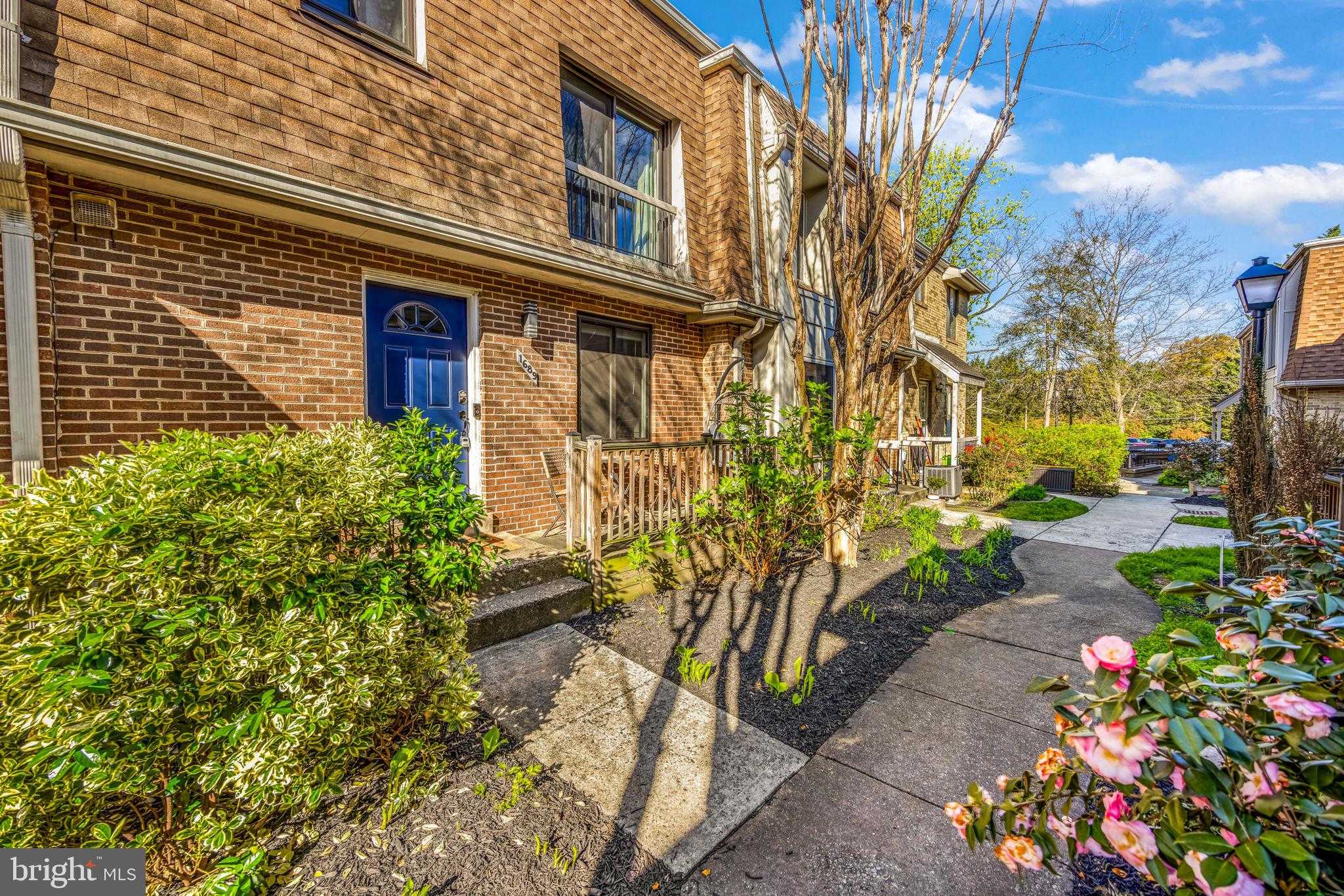 1689 Kenwood Ave photo 4