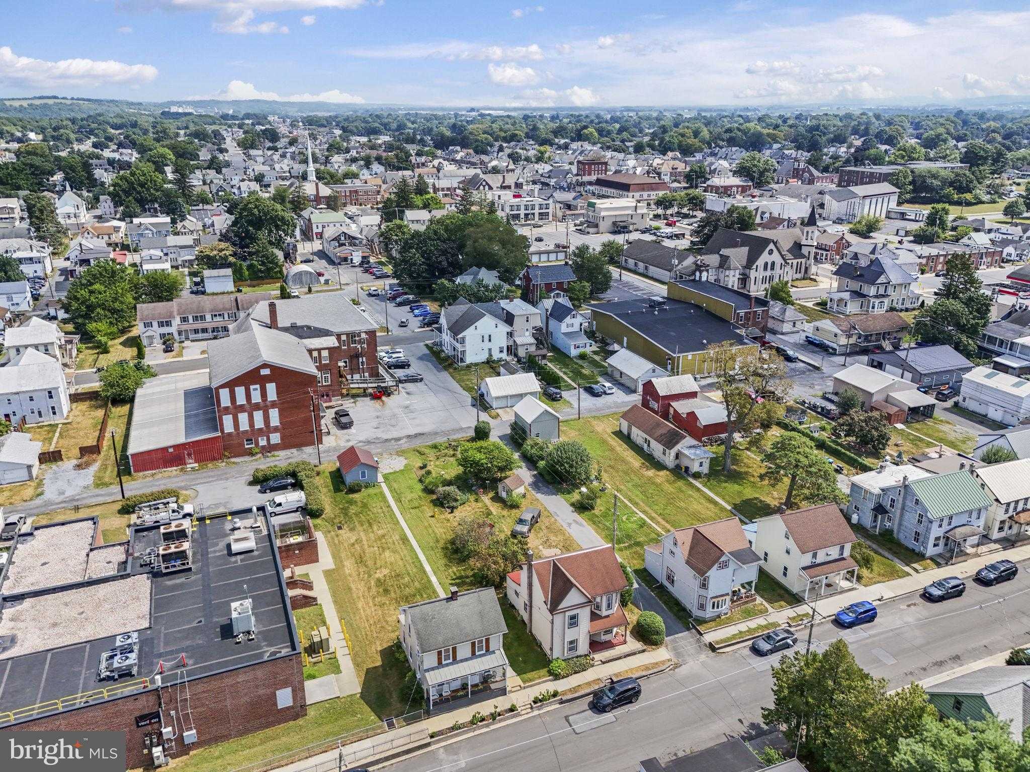 104 N Locust St photo 32