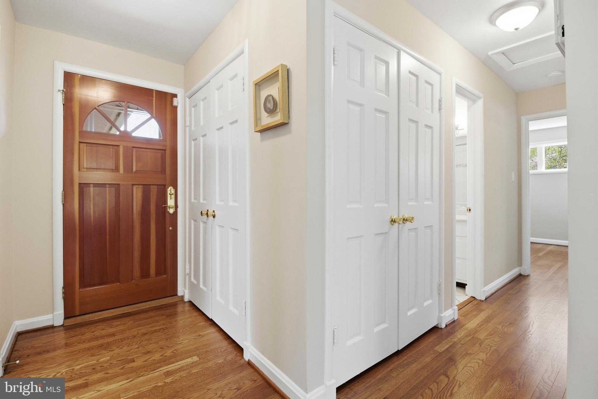 9924 Pinehurst Ave photo 2