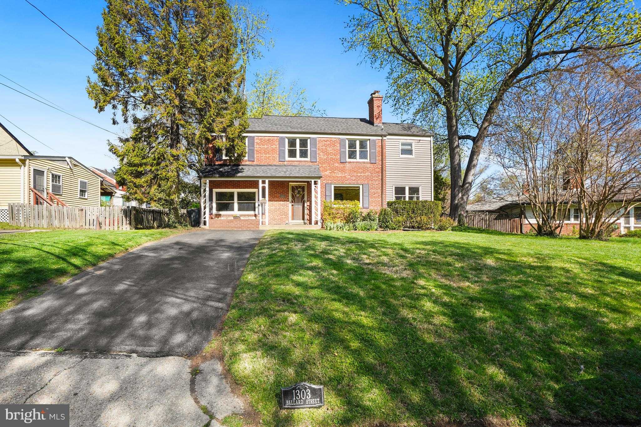 1303 Ballard St photo 2