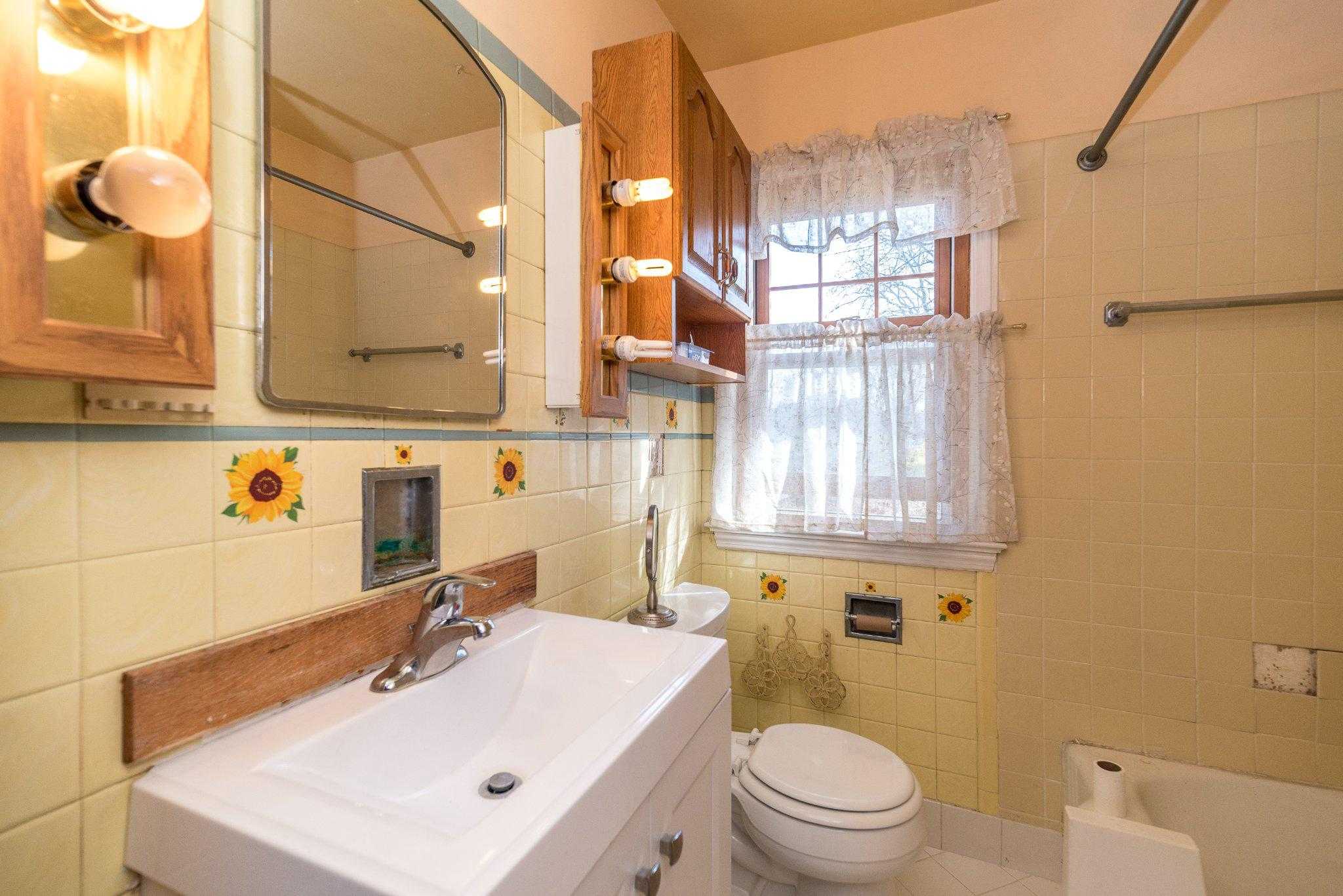 520 Thomas St photo 13