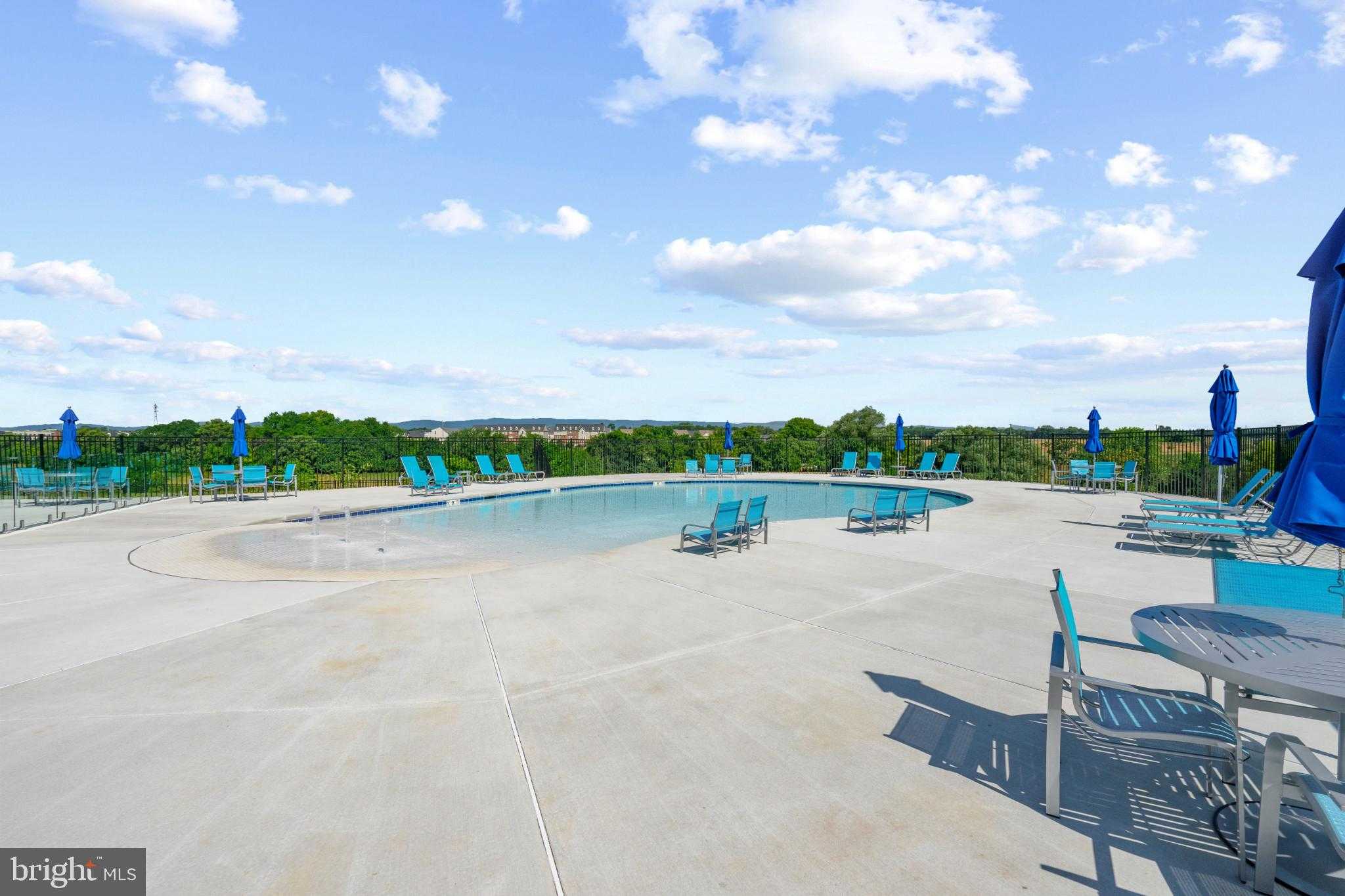 454 Hanson St photo 38