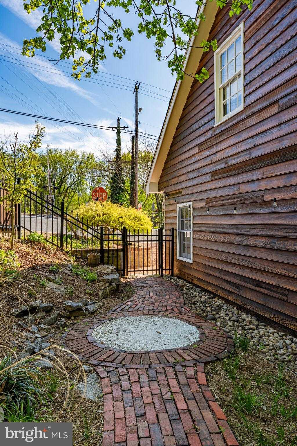 301 E German St photo 98