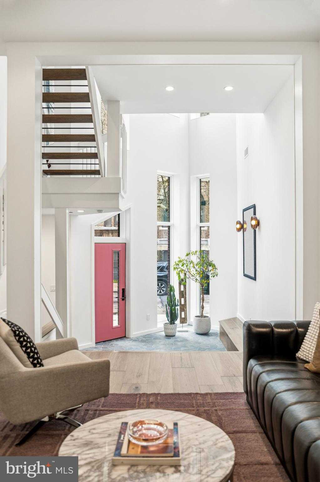 633 E Thompson St photo 5