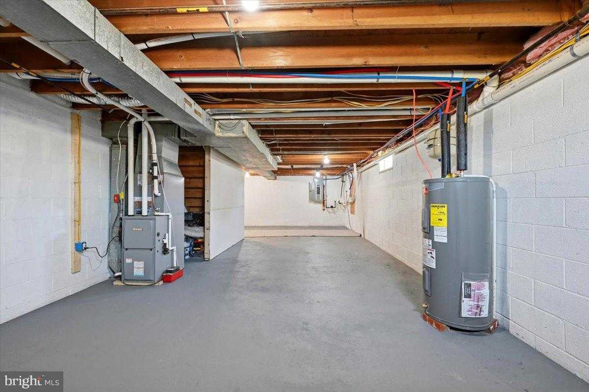 582 Walnut St photo 35