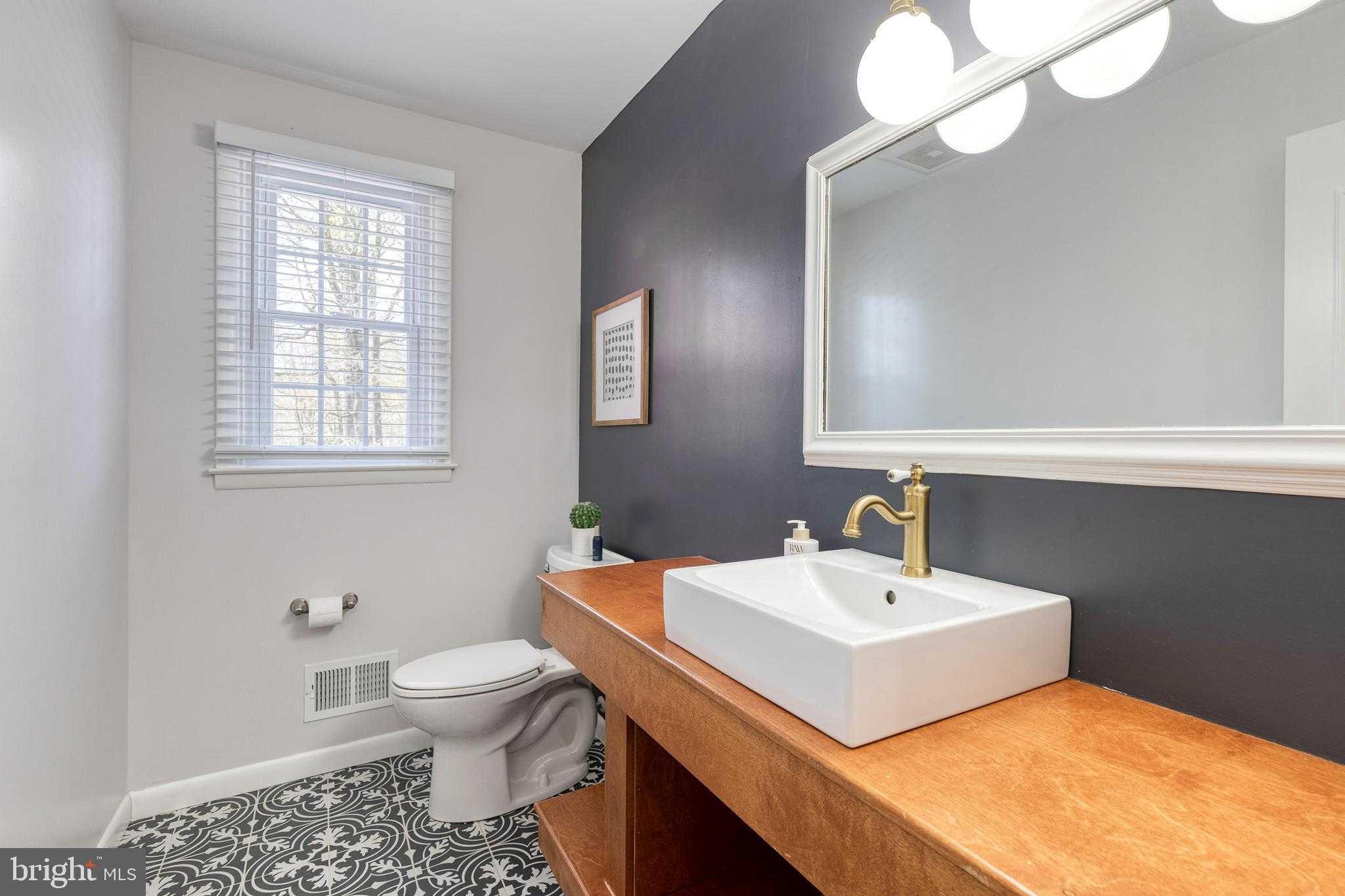 905 E Seminary Ave photo 18