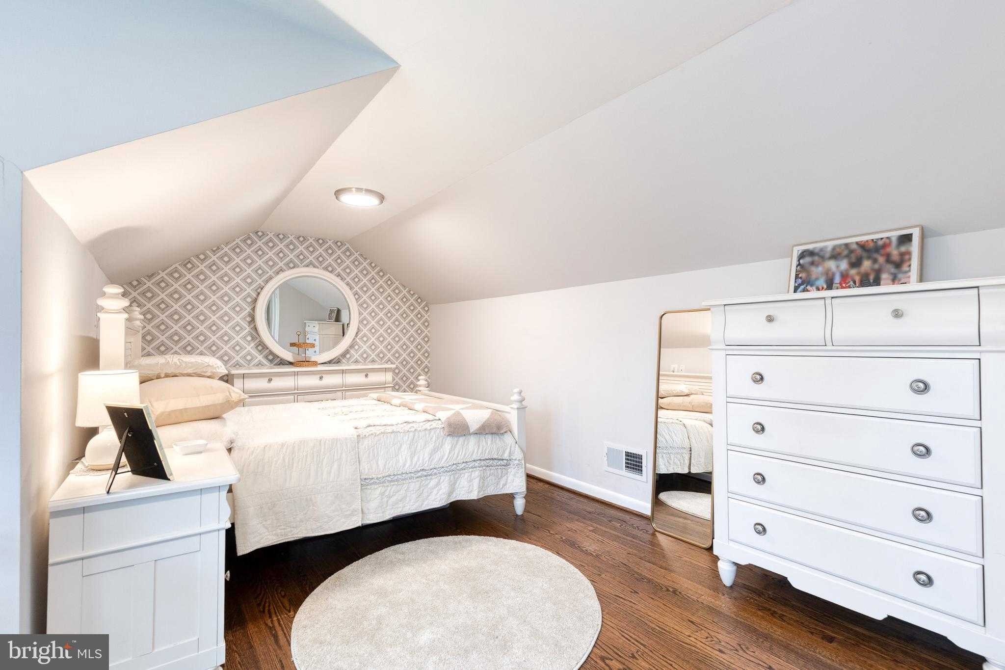 905 E Seminary Ave photo 24