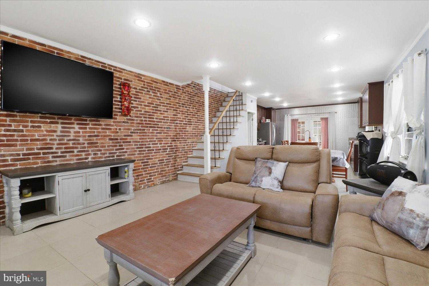 875 Manor St photo 10