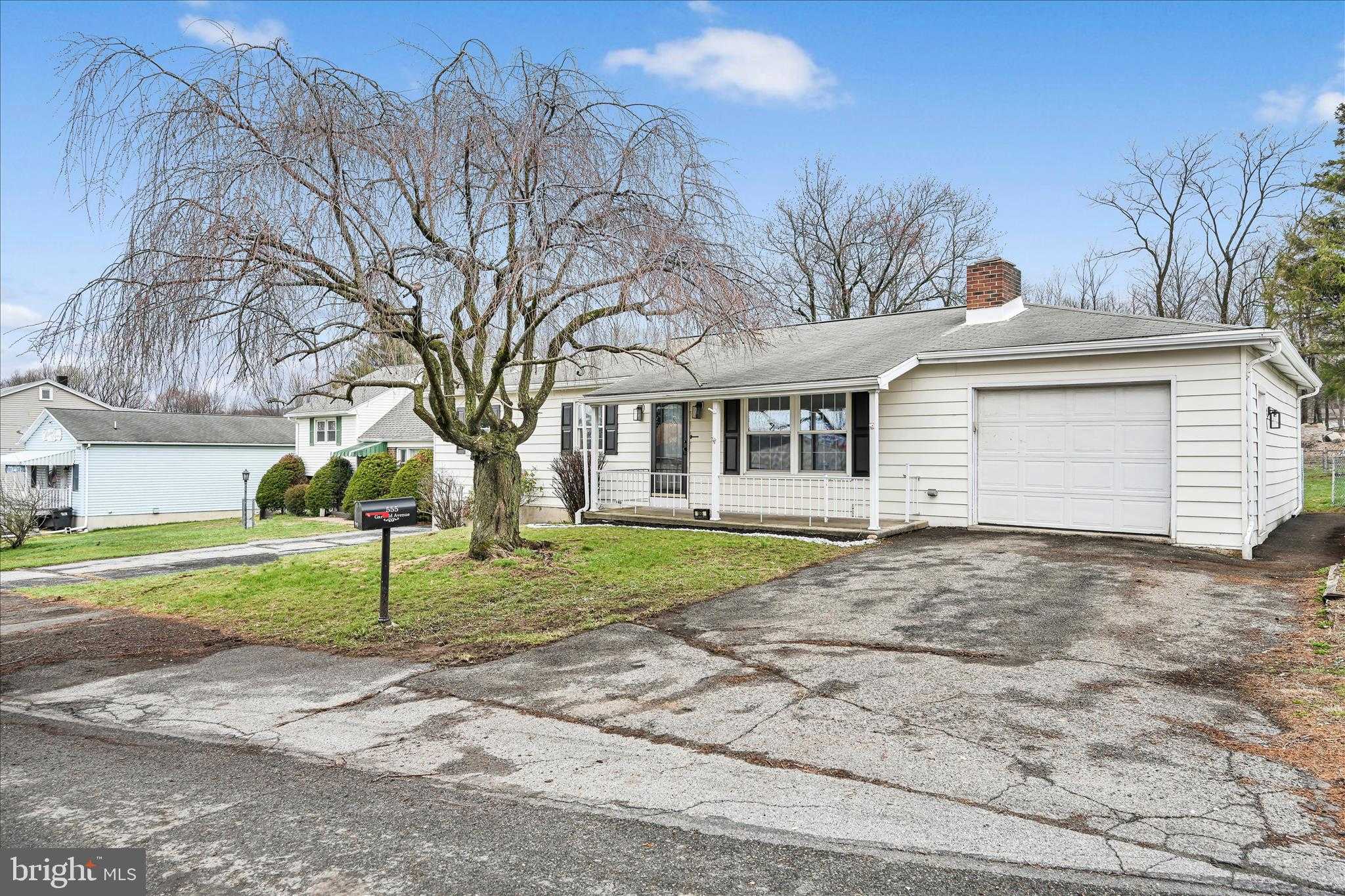 555 S Garfield Ave photo 2