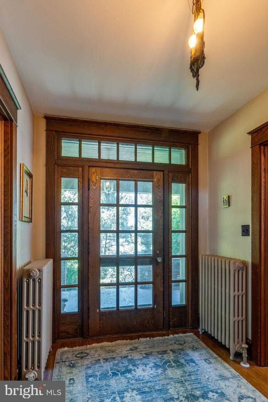 466 E Main St photo 4