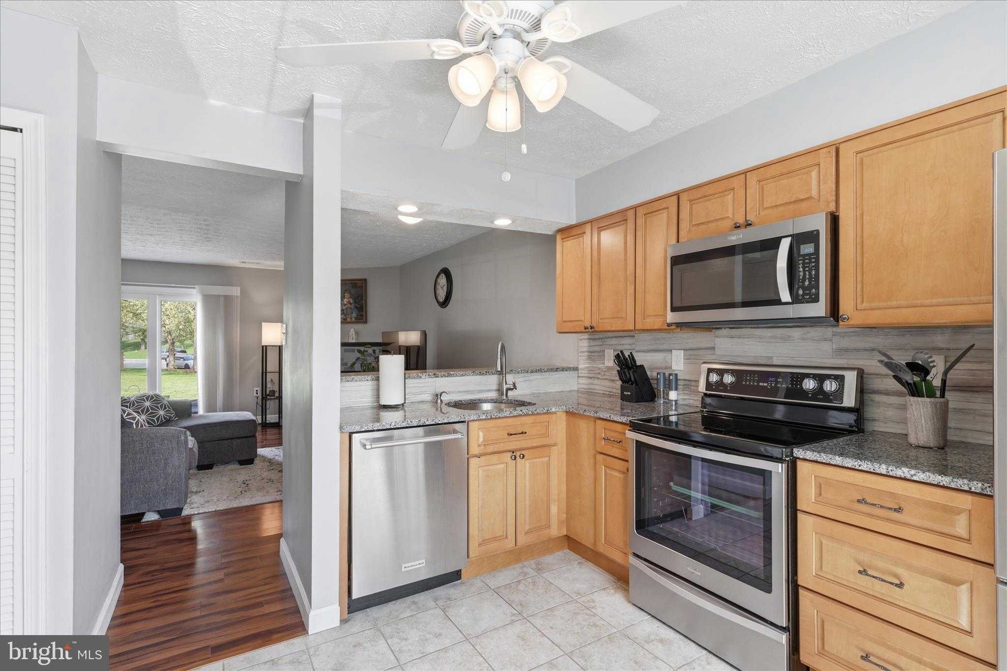 1004 Wythe CT NE photo 7