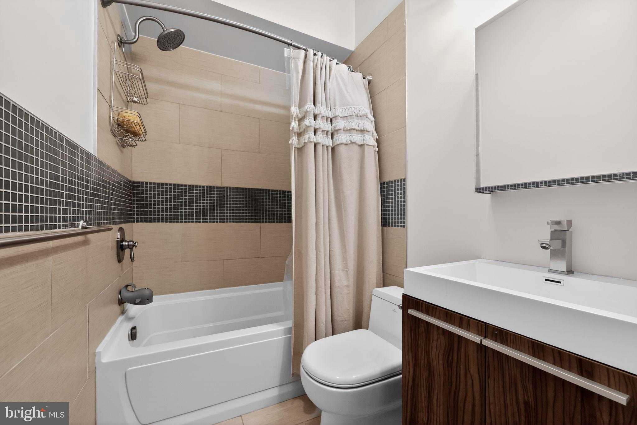 1114 Bainbridge St # B photo 23