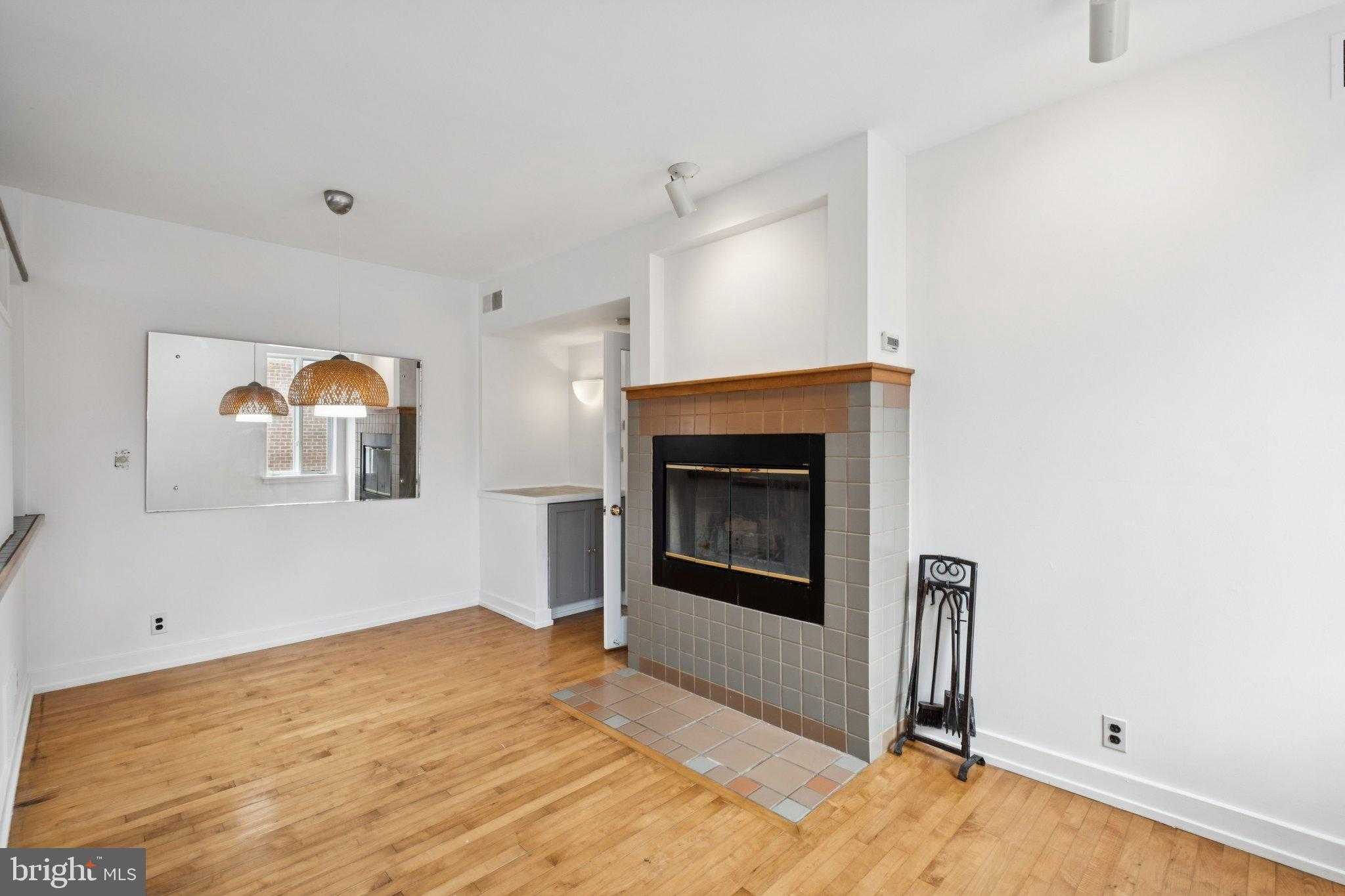 930 Locust St photo 11