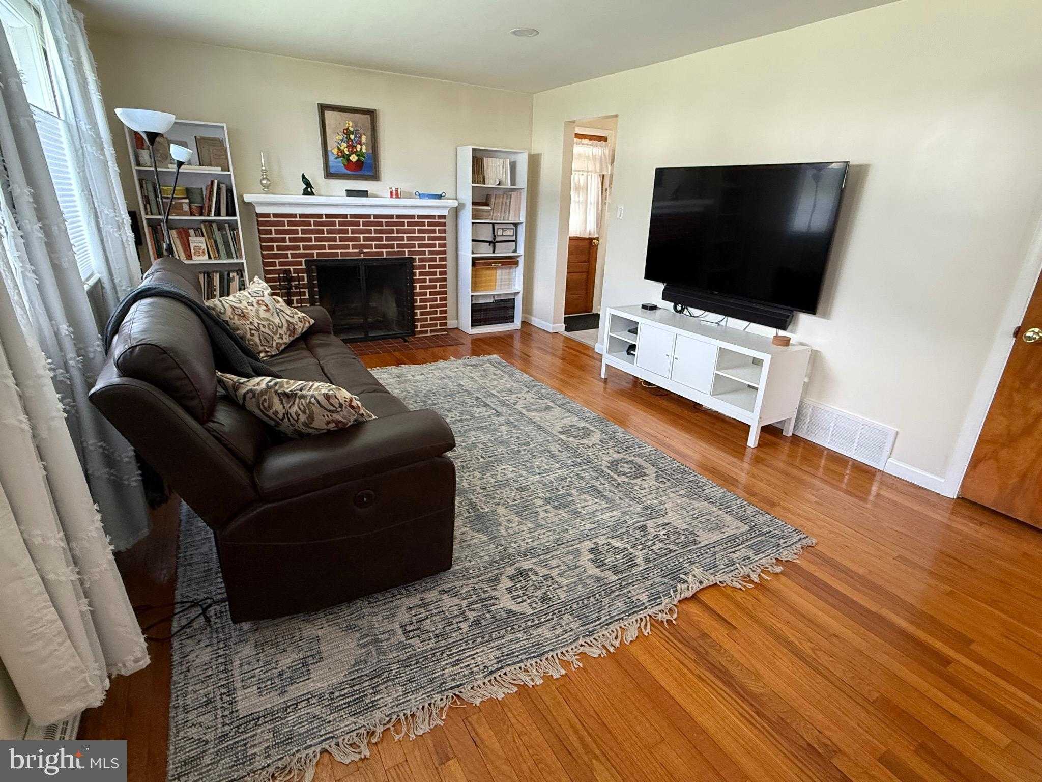 1239 York Rd photo 4