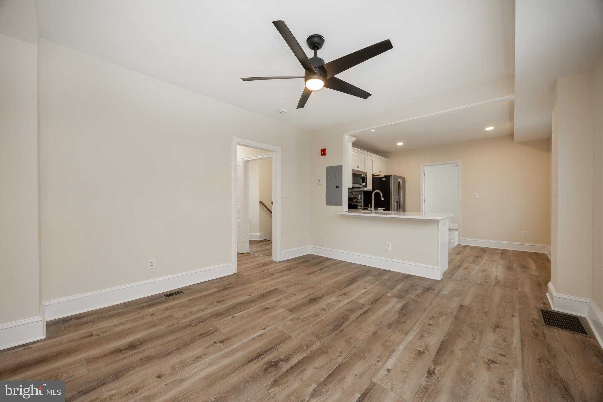 325 W Barnard St photo 48